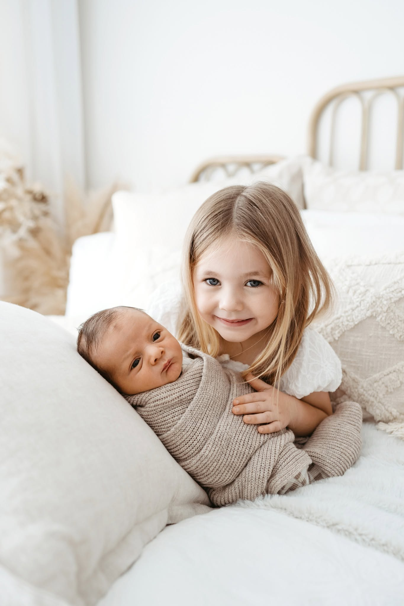 Sibling and newborn photography by Kimmy M Photography
